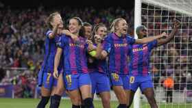 El Barça Femenino celebra con euforia su goleada en la Champions contra el Wolfsburgo / EFE