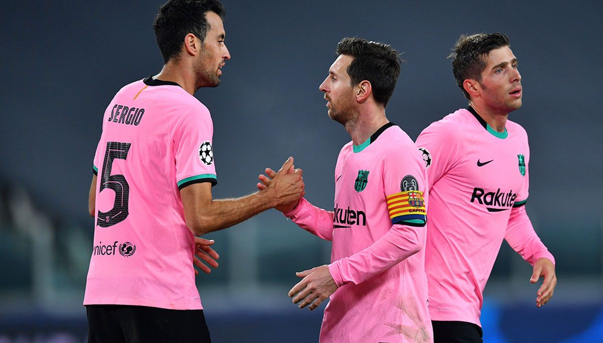 Busquets se saluda con Messi, en un partido con el Barça este año / EFE