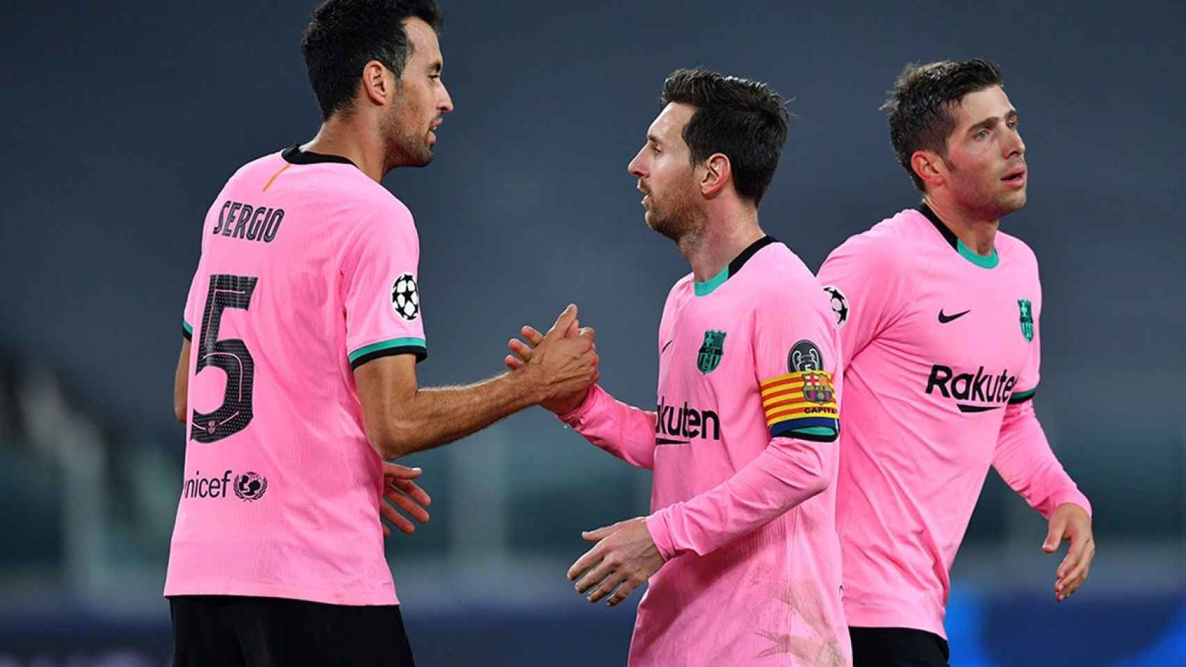 Busquets se saluda con Messi, en un partido con el Barça este año / EFE