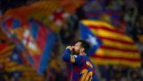 Leo Messi con esteladas de fondo / EFE