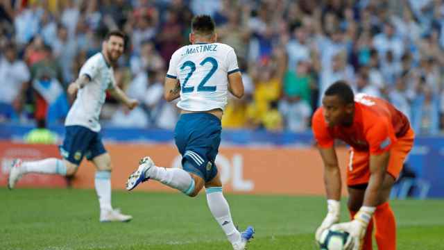 Leo Messi celbrando el gol con Lautaro Martínez / EFE