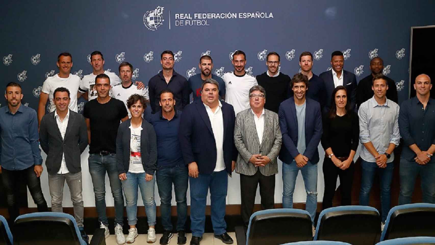 Xavi Hernández, Víctor Valdés y otros exfutbolistas recibieron este viernes la licencia UEFA / RFEF