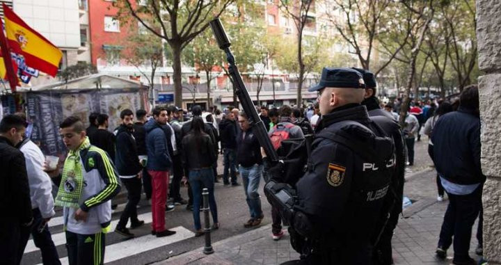 Policía Nacional en los aledaños del Bernabéu / EFE