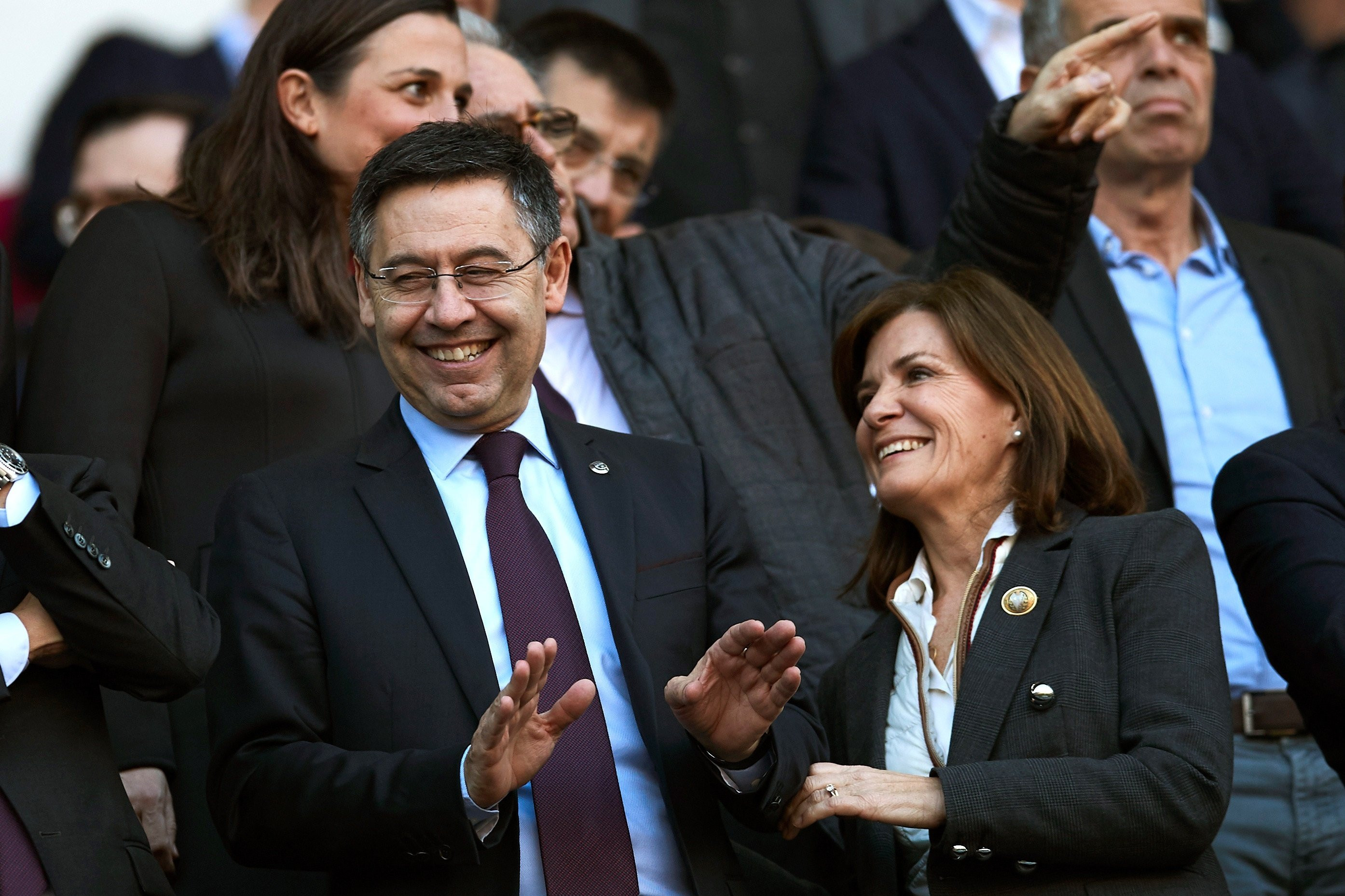 Josep María Bartomeu con su sonrisa imperturbable en el Camp Nou / EFE