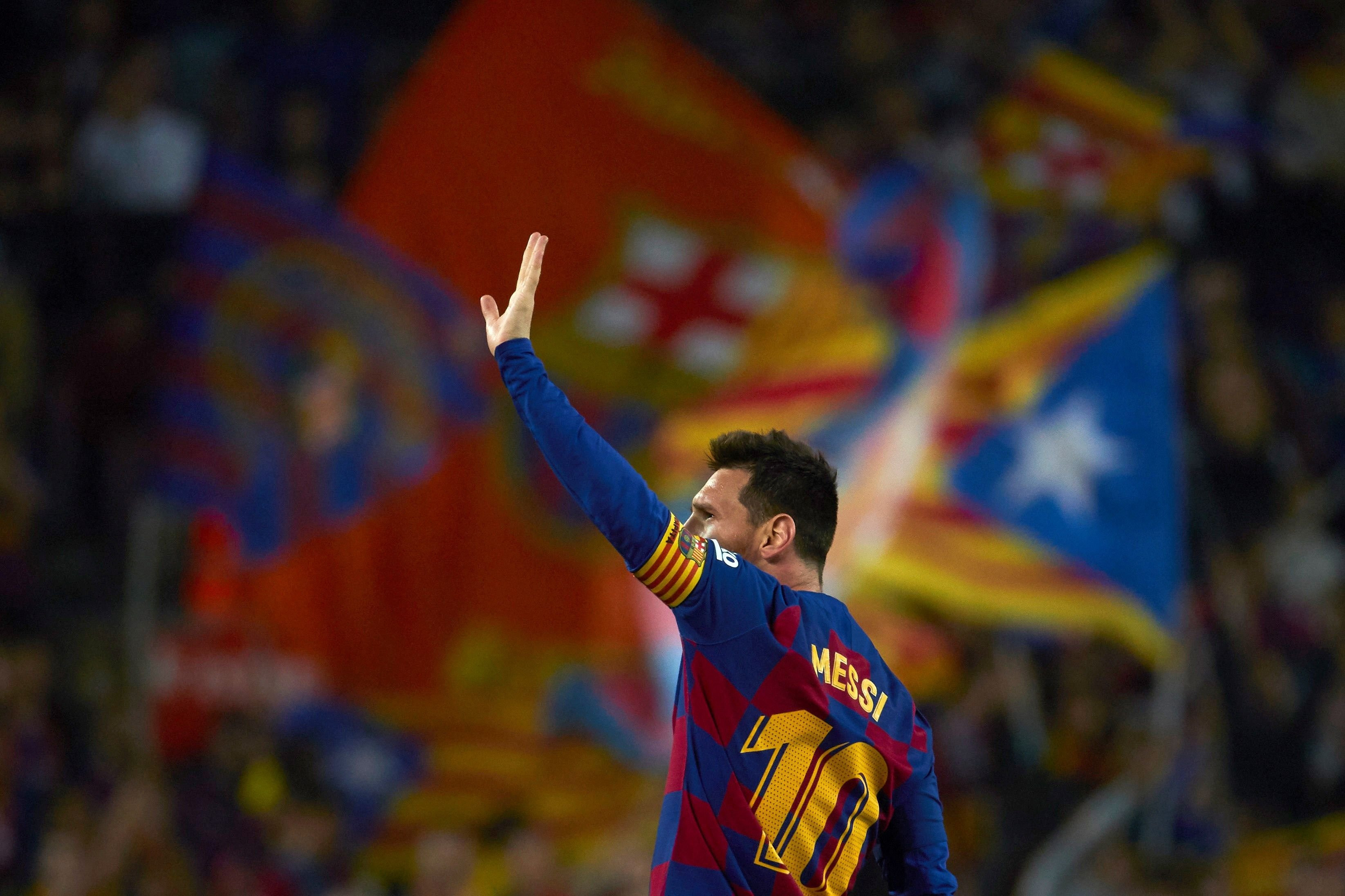 Leo Messi saluda a la afición del Camp Nou ante un mar de banderas y esteladas / EFE