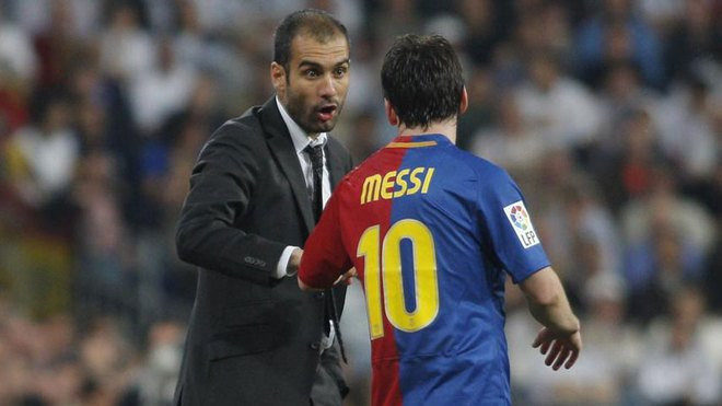 Pep Guardiola dando instrucciones a Leo Messi en el clásico (2-6) / EFE