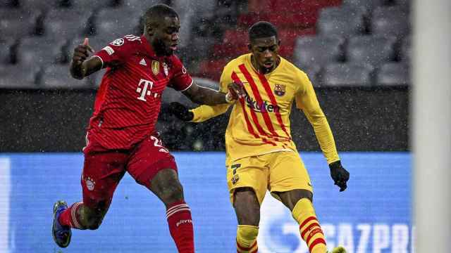 Dembelé, en un mano a mano contra Upamecano, en un partido en el que el Barça se desplomó contra el Bayern / EFE