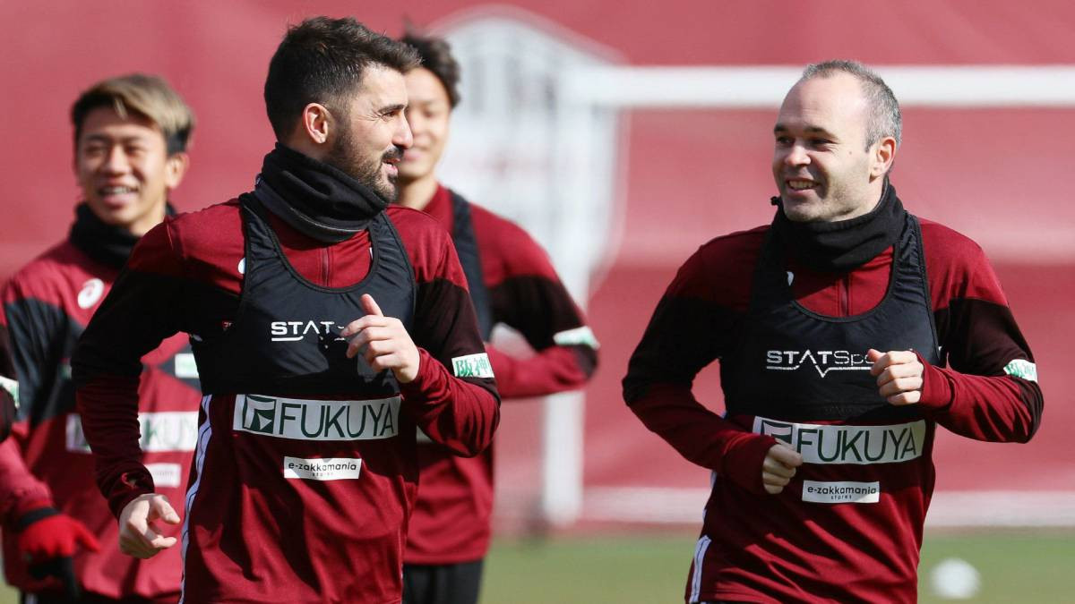El Guaje Villa y Andrés Iniesta en un entrenamiento del Vissel Kobe / EFE