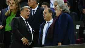Joan Laporta saluda a Eduardo Fernández, vicepresidente del Real Madrid, en el palco del Camp Nou / EFE