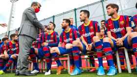 Laporta saludando a los capitanes del primer equipo sin tensiones / FC Barcelona