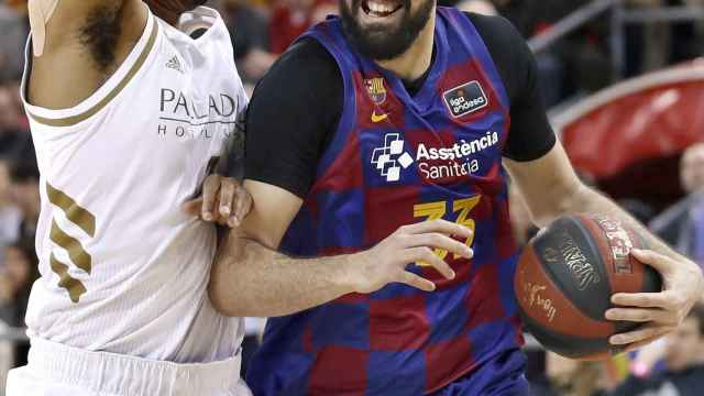 Mirotic protagoniza una acción ofensiva en el clásico del baloncesto español entre Barça y Madrid / EFE