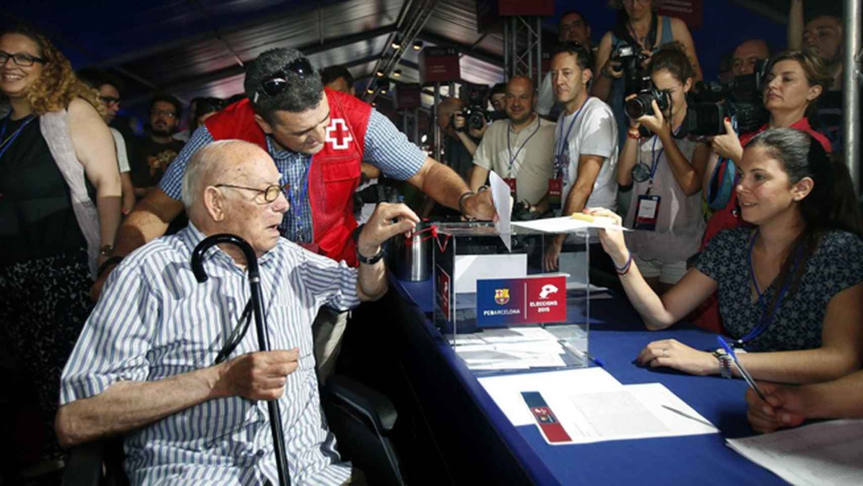 Un hombre mayor votando en las últimas elecciones del FC Barcelona / EFE