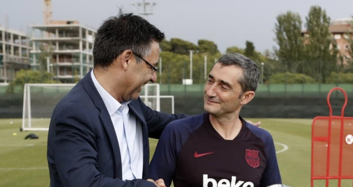 Una foto de Ernesto Valverde con Josep Maria Bartomeu durante un entremaniento del Barça / FCB