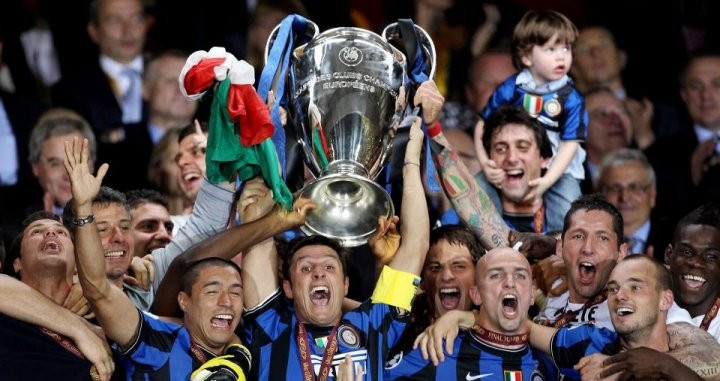 Javier Zanetti levantando la Champions en 2010 / EFE