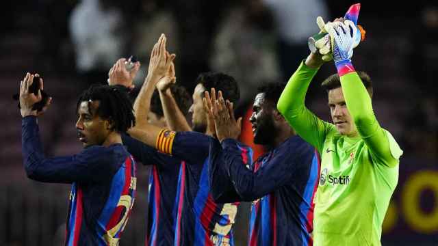 Los jugadores del Barça saludan a la afición presente en el Camp Nou / EFE