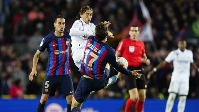 Marcos Alonso, en una disputa de balón contra Luka Modric / EFE
