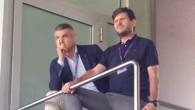 Enric Masip y Mateu Alemany, observando la presentación de un fichaje del Barça, en la Ciutat Esportiva / CULEMANÍA