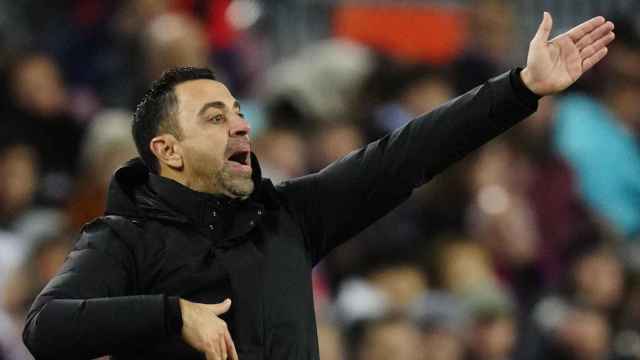 Xavi da instrucciones a sus futbolistas contra el Getafe / EFE