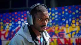 Ousmane Dembelé escucha música, durante uno de los viajes con el Barça / FCB