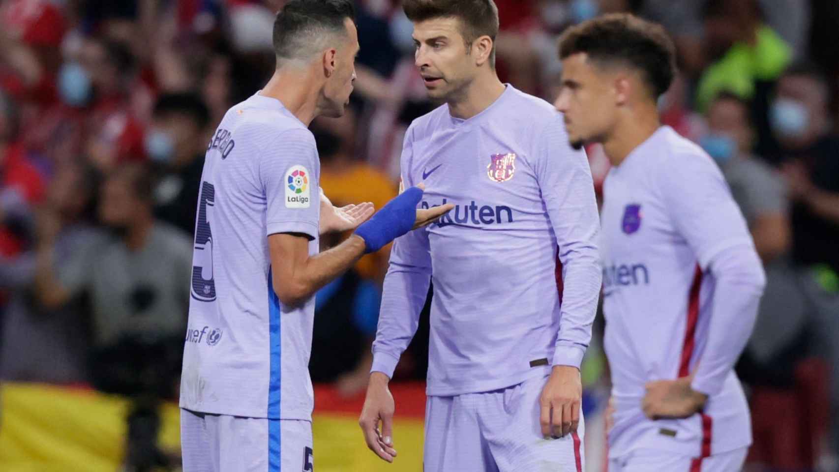 Busquets y Piqué discutiendo después del primer gol del Atlético / Redes