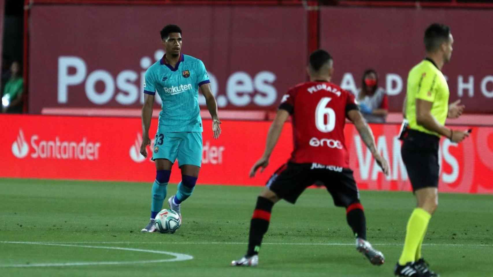 Ronald Araujo durante el partido ante el RCD Mallorca /FCB
