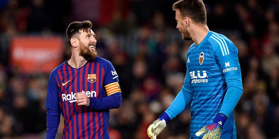 Messi y Neto Murara en un Barça - Valencia / EFE
