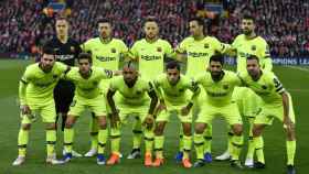 Los futbolistas del FC Barcelona se hacen la foto protocolaria antes del duelo frente al Liverpool / EFE