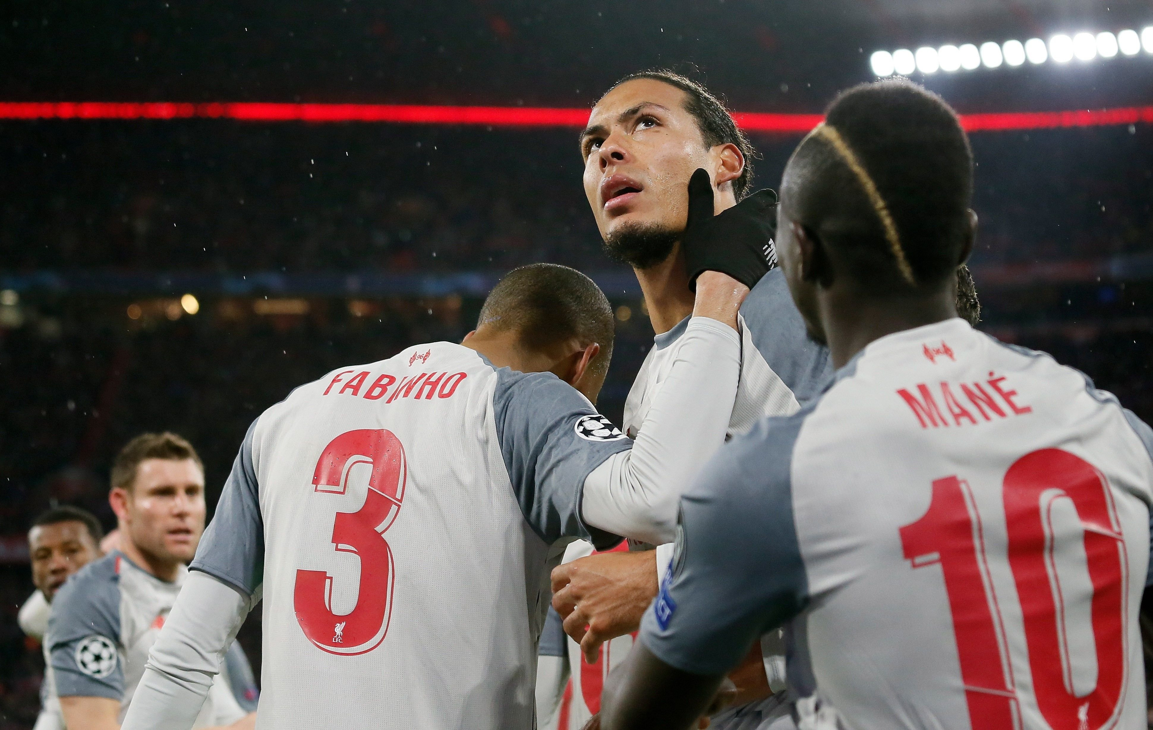 Virgil van Dijk celebra con Fabinho y Mané su gol con el Liverpool, uno de los temibles rivales que puede tener el Barça / EFE