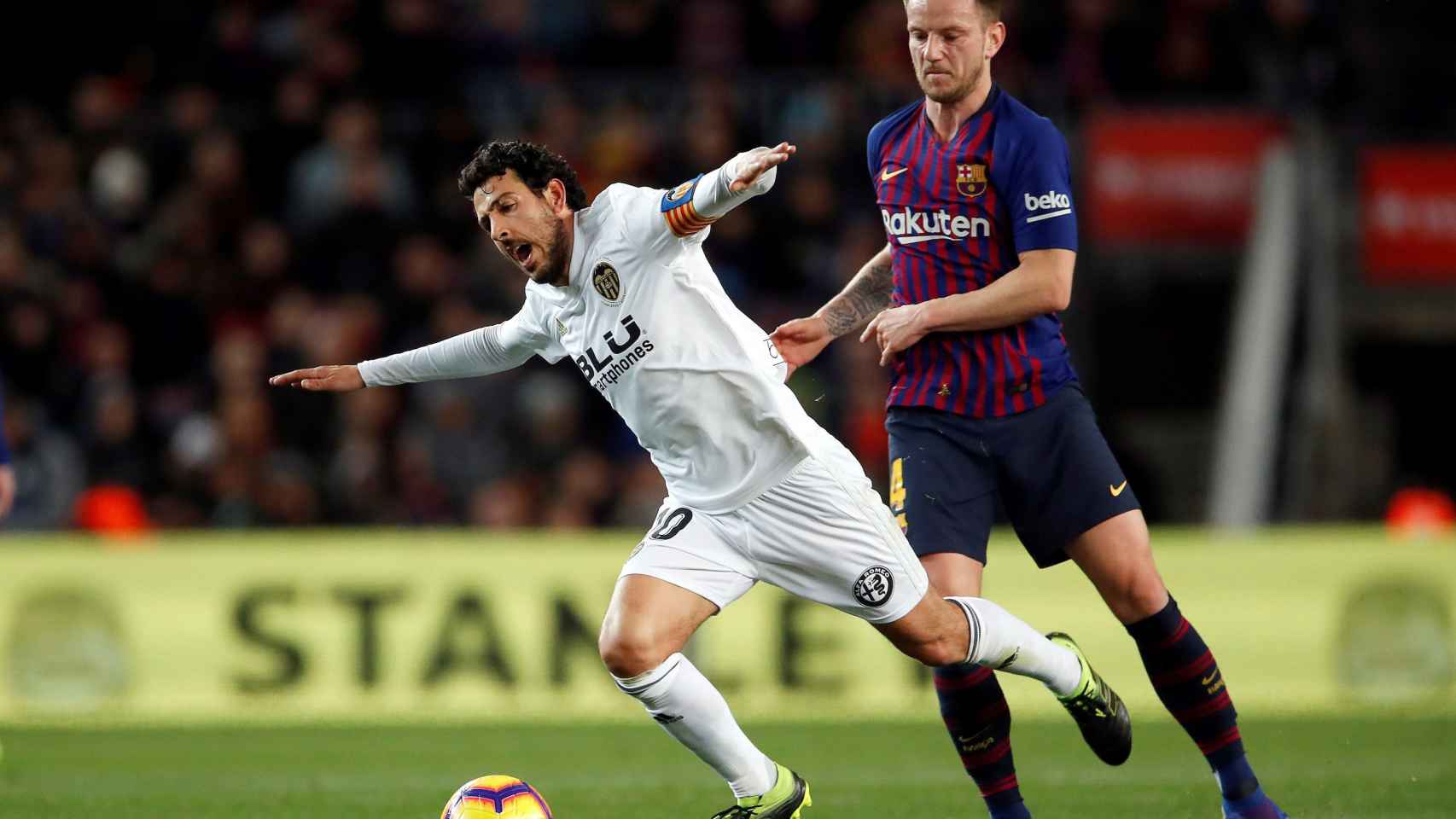 Rakitic en una disputa con Parejo en el último Barça-Valencia / EFE