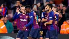 Los jugadores del Barça celebrando el gol de Dembelé / EFE