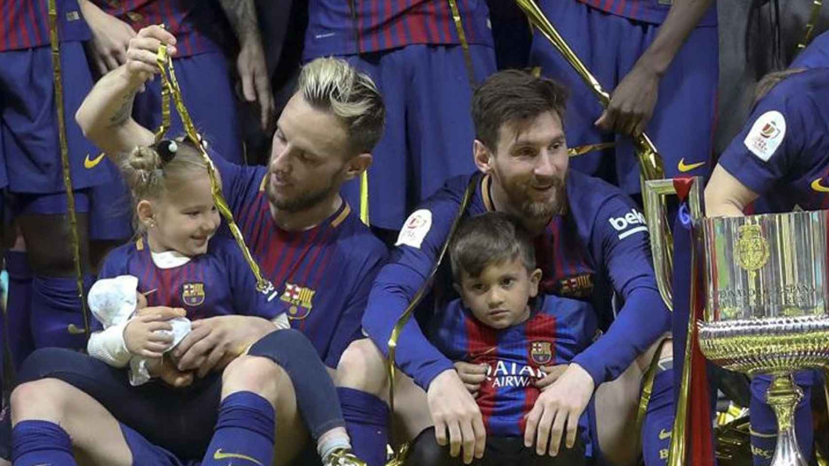 Rakitic y Messi con sus hijos en la celebración del Barça al ganar la Copa del Rey 2017-18 / EFE