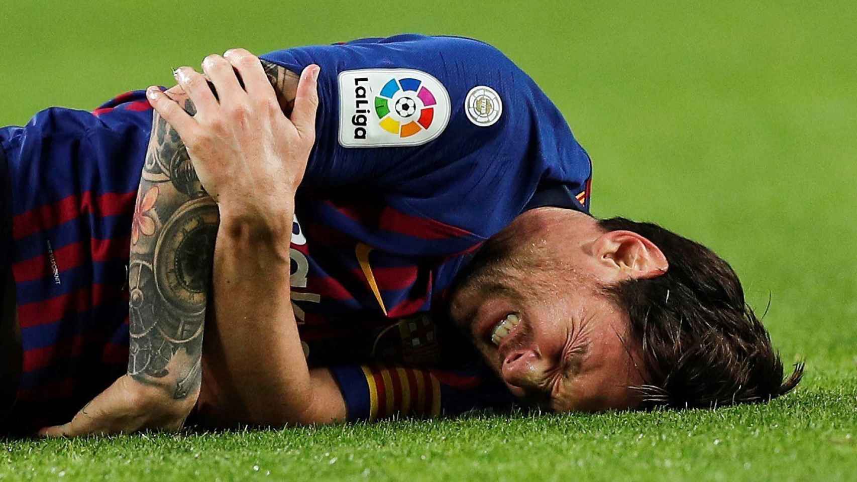 Messi se duele del codo en el césped / EFE