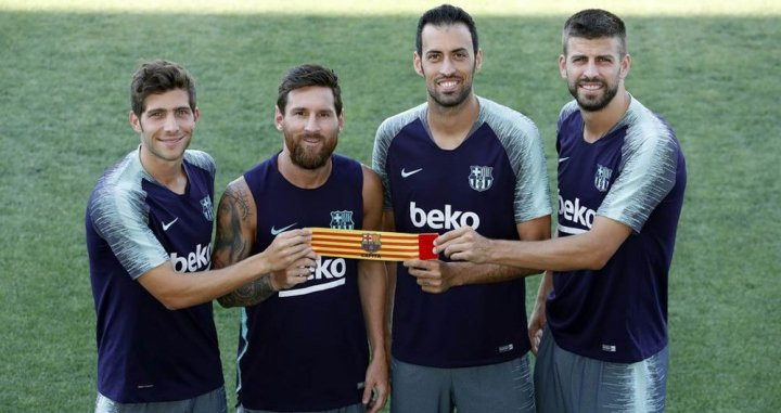 Leo Messi, Sergio Busquets, Gerard Piqué y Sergi Roberto con los cuatro capitanes del Barça / FCB