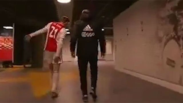 De Jong retirándose lesionado en el Ajax-Excelsior / EFE