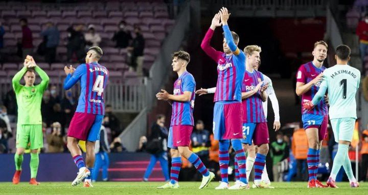 Los jugadores del Barça aplaudiendo el apoyo de la afición en el Camp Nou / FCB