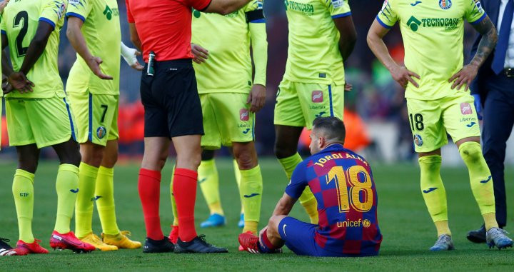 Jordi Alba en el instante de la lesión contra el Getafe / EFE