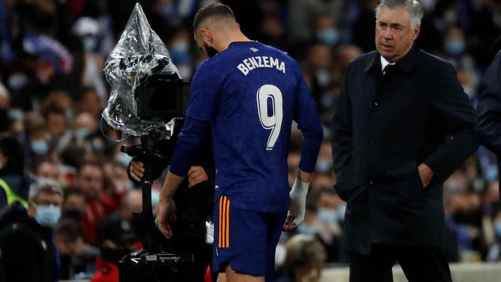 Karim Benzema, lesionado contra la Real Sociedad en Anoeta / EFE