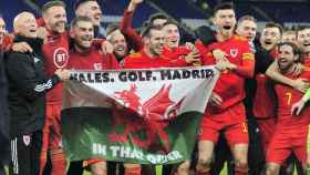 La bandera de la selección galesa al clasificarse para la Eurocopa 2020 / EFE