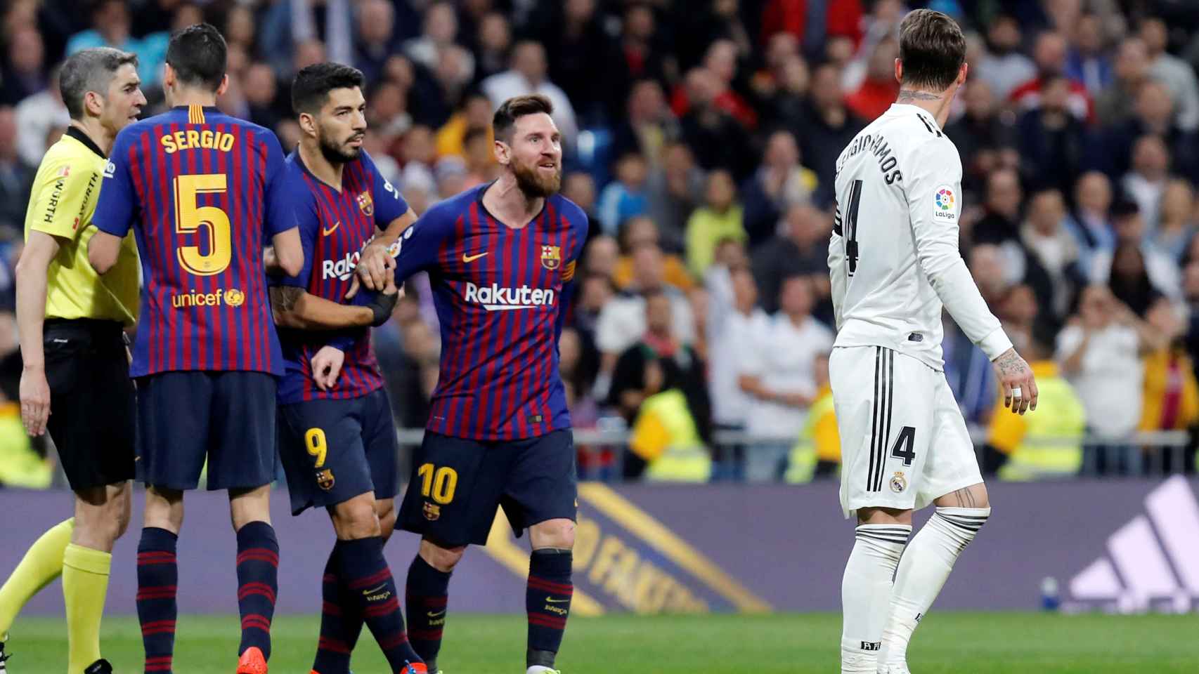 Una foto de Leo Messi reprochando a Sergio Ramos una acción en el clásico que terminó con el Real Madrid desangrado / EFE