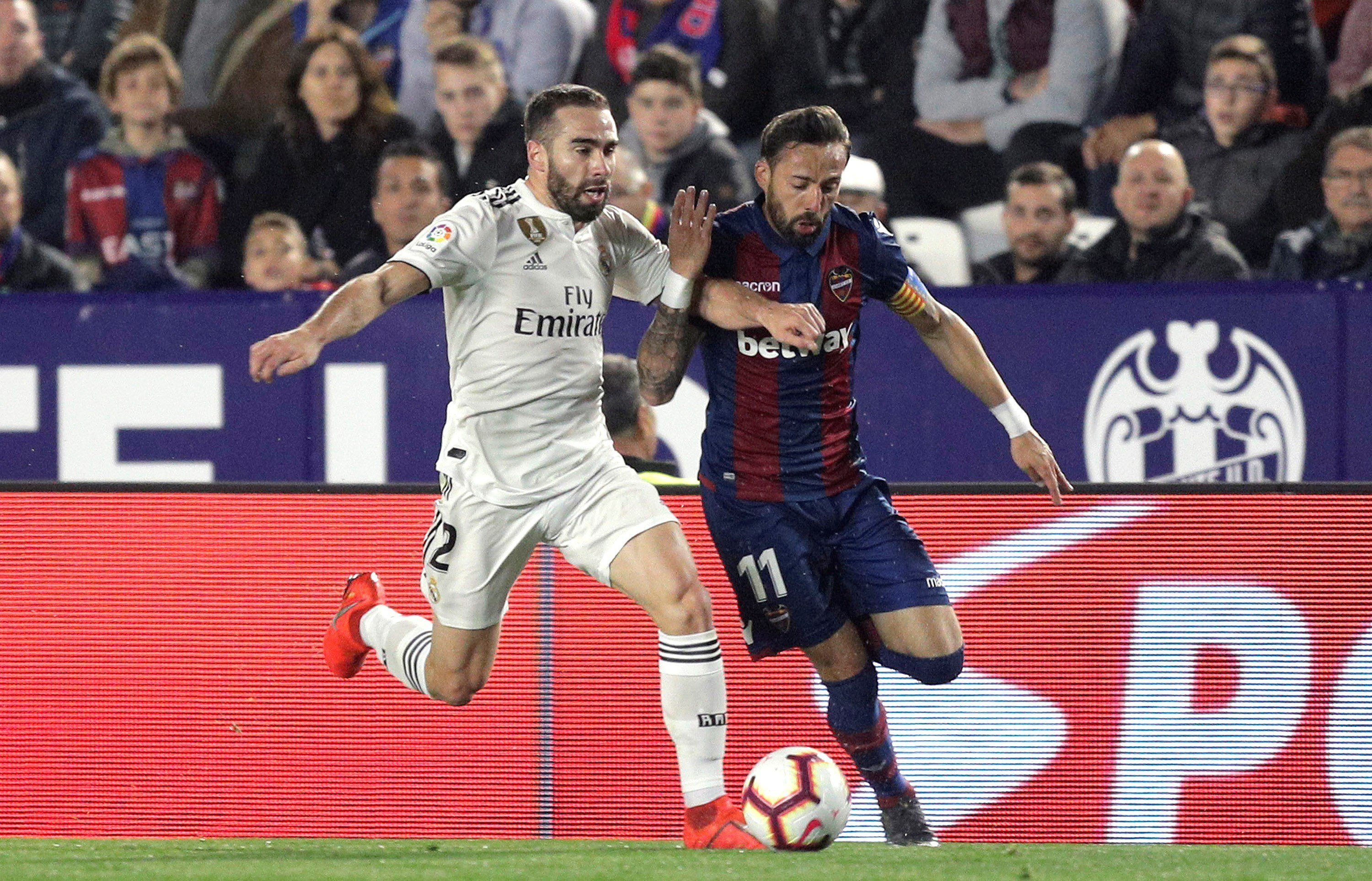 Carvajal en un duelo con Morales en el último Levante-Real Madrid / EFE