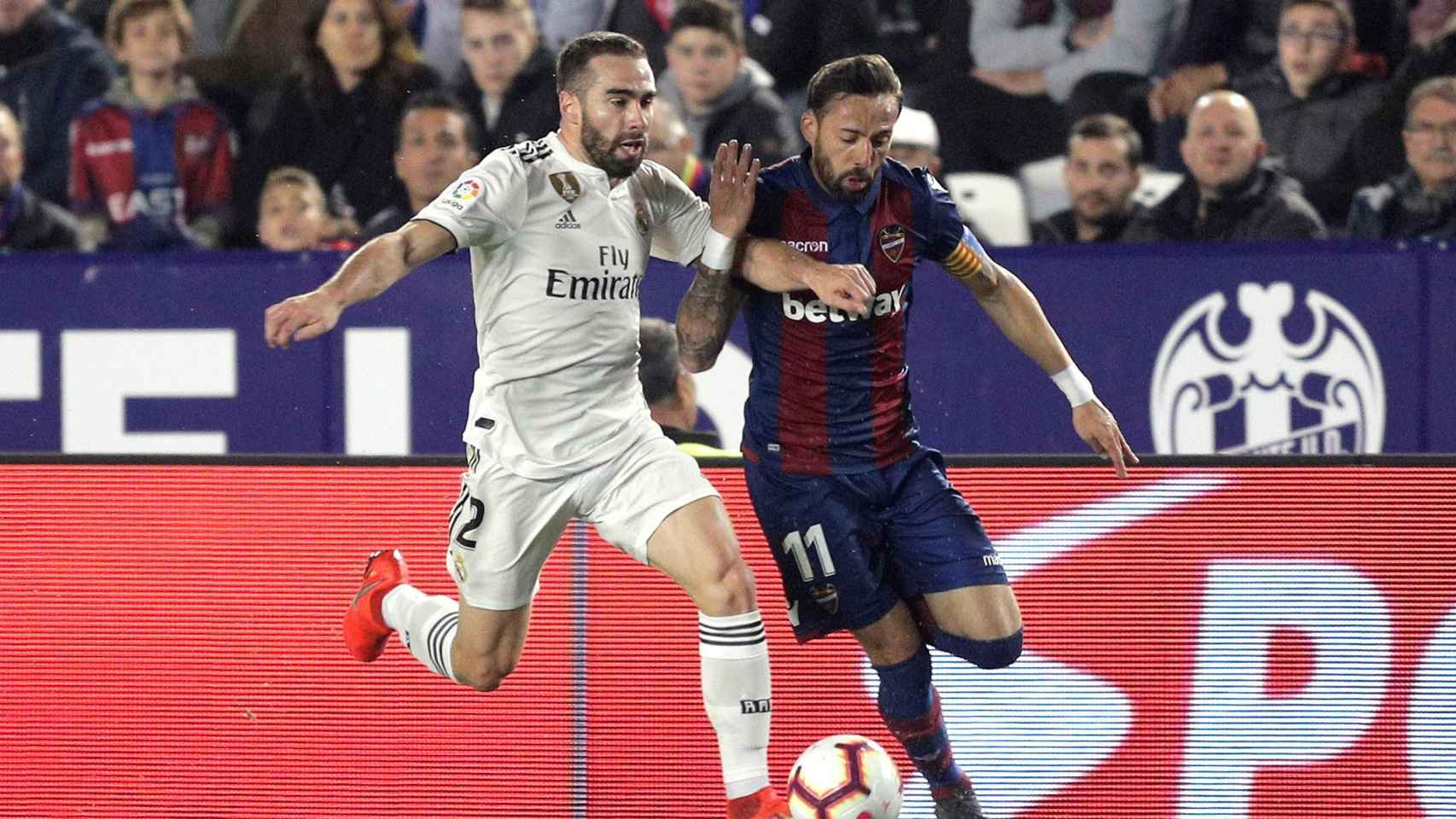 Carvajal en un duelo con Morales en el último Levante-Real Madrid / EFE