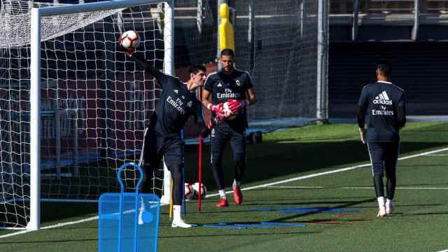 Courtois durante un entrenamiento del Real Madrid junto a Keylor Navas y Kiko Casilla / EFE