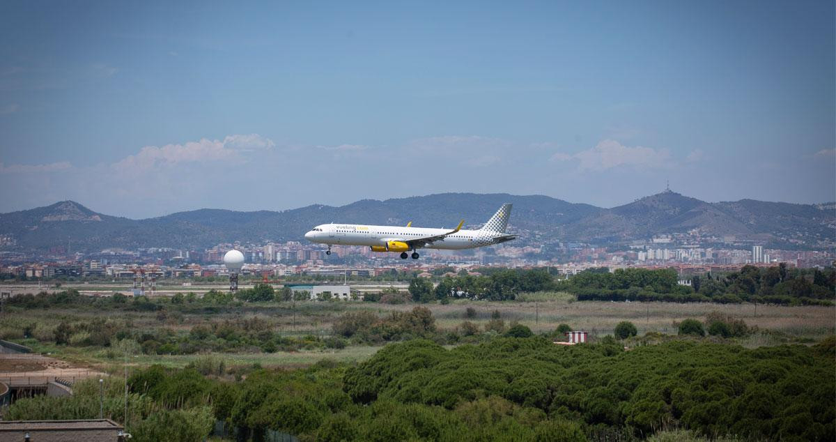 Imagen de un avión tomando tierra en el aeropuerto de El Prat / EP