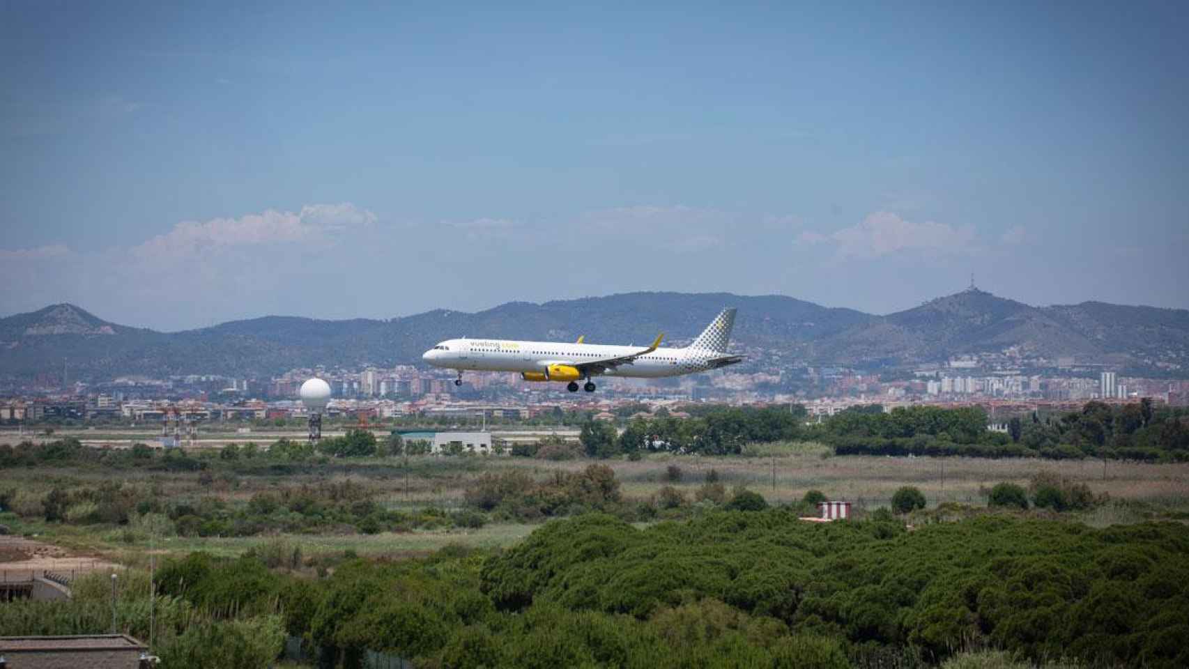 Imagen de un avión tomando tierra en el aeropuerto de El Prat / EP