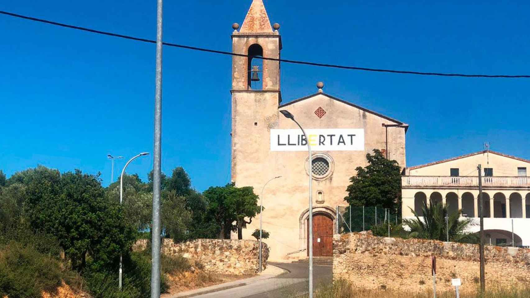 Imagen de la Iglesia de San Fructuós, en Pals (Girona), con una pancarta independentista / CG
