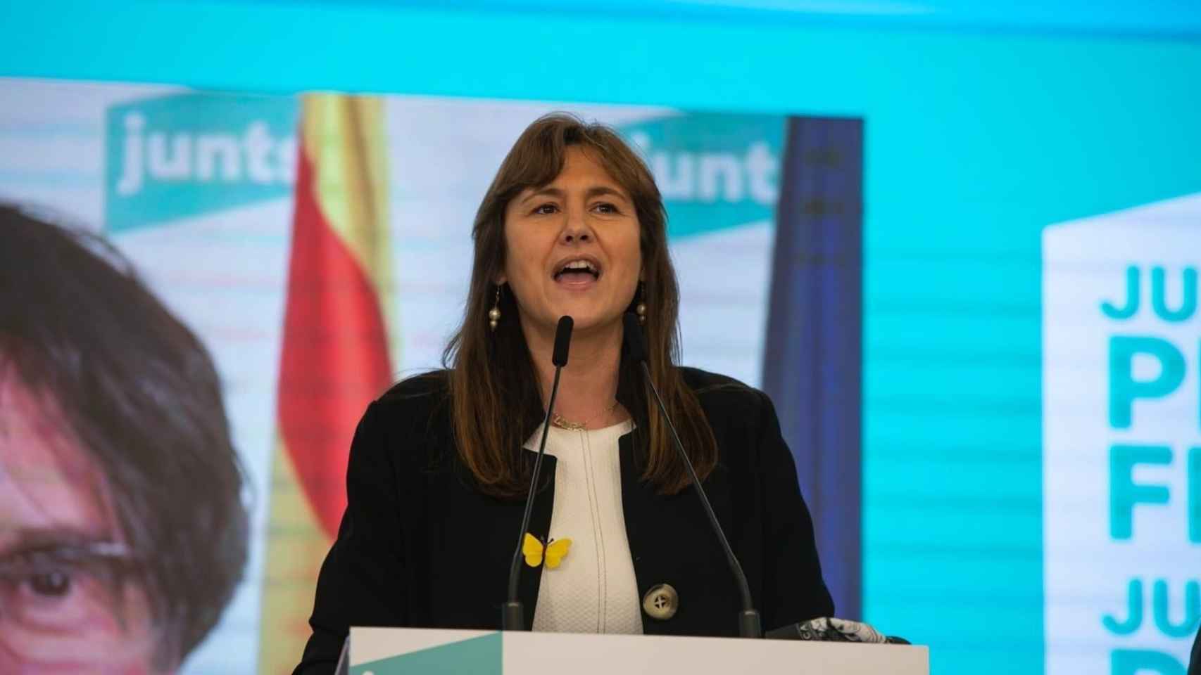 Laura Borràs, cara visible de JxCat, con la imagen de Carles Puigdemont a su espalda / EUROPA PRESS