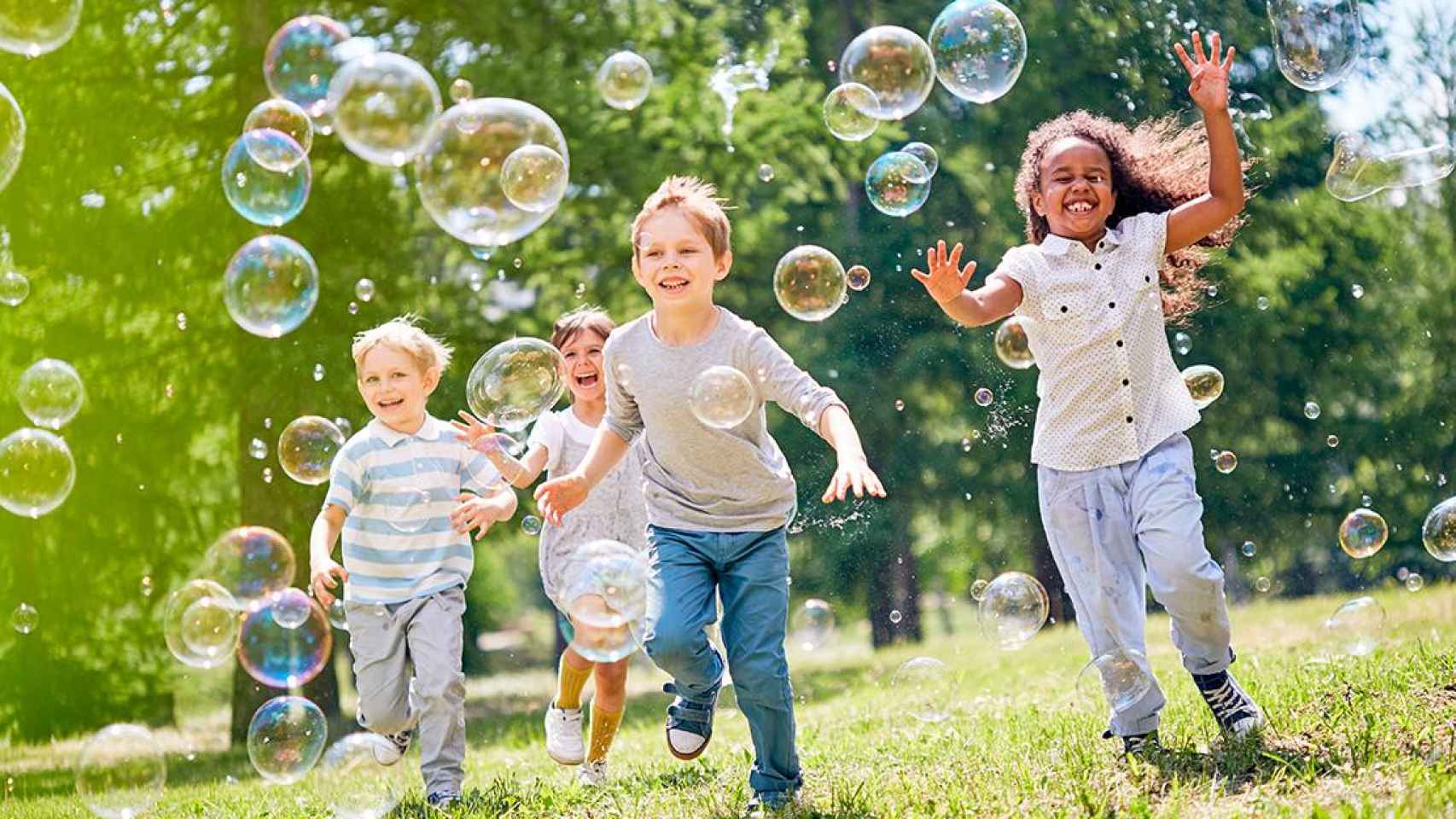 Las actividades de verano contribuyen al bienestar y a la educación de niños y jóvenes / Shutterstock