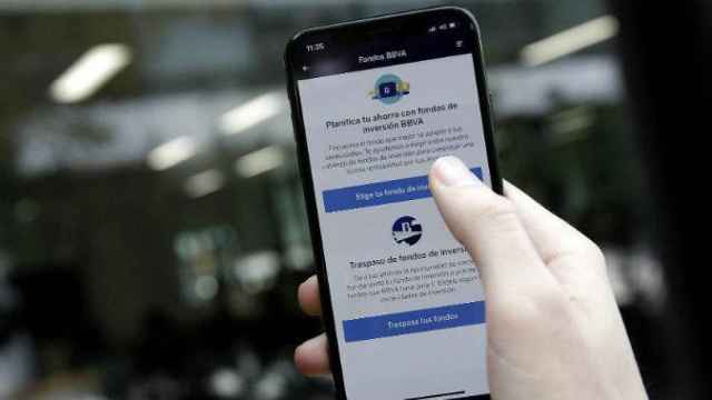 Una imagen de un móvil con la app de BBVA