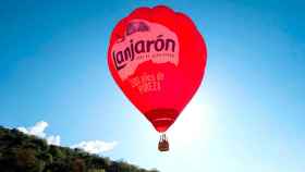 Imagen de un globo aerostático con la marca Lanjarón