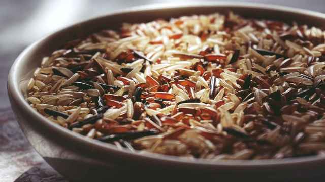 Granos de arroz en un plato / PEXELS